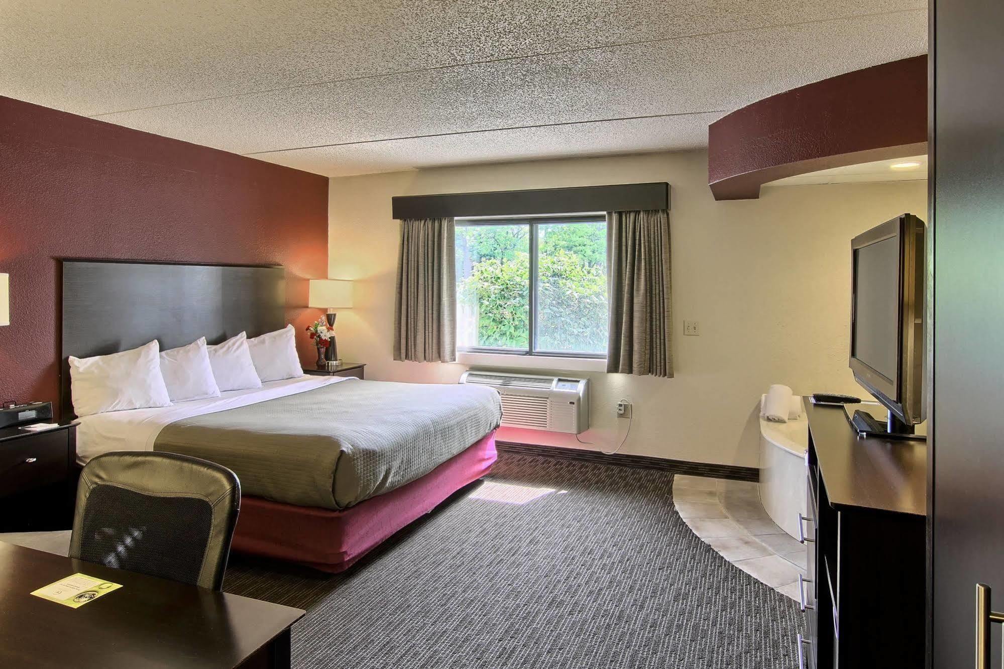 Blossom & Traverse Hotel